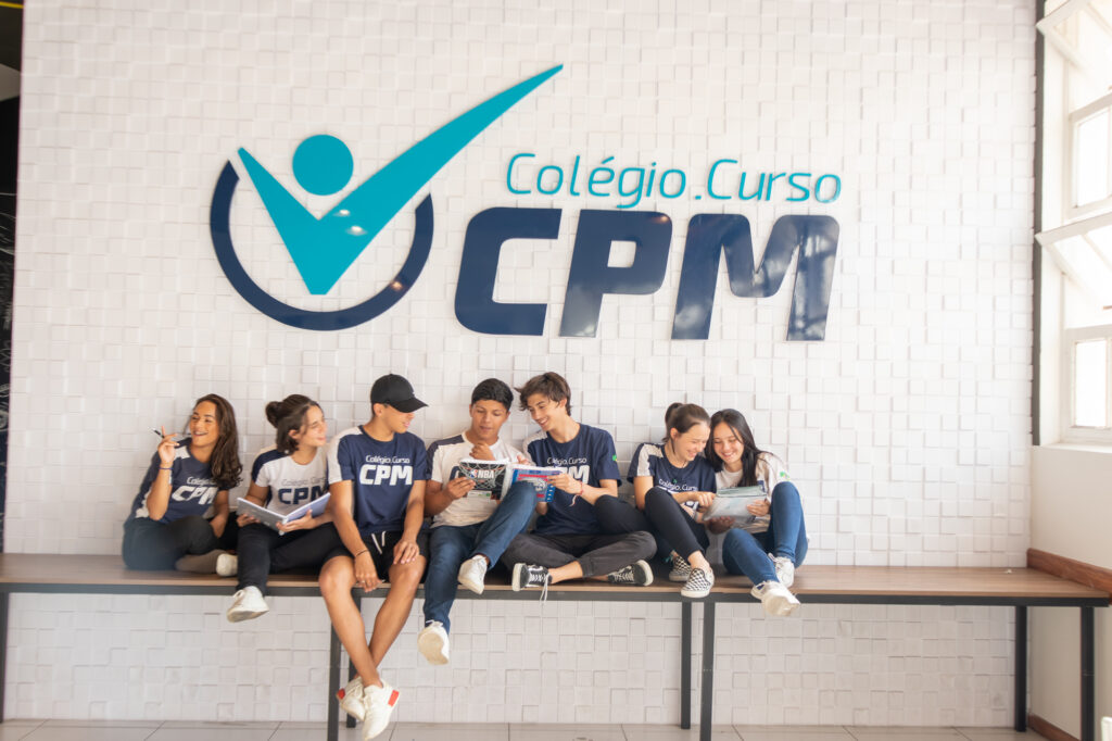 Alunos estudando no CPM! Preparação para o vestibular, com foco, disciplina e organização!